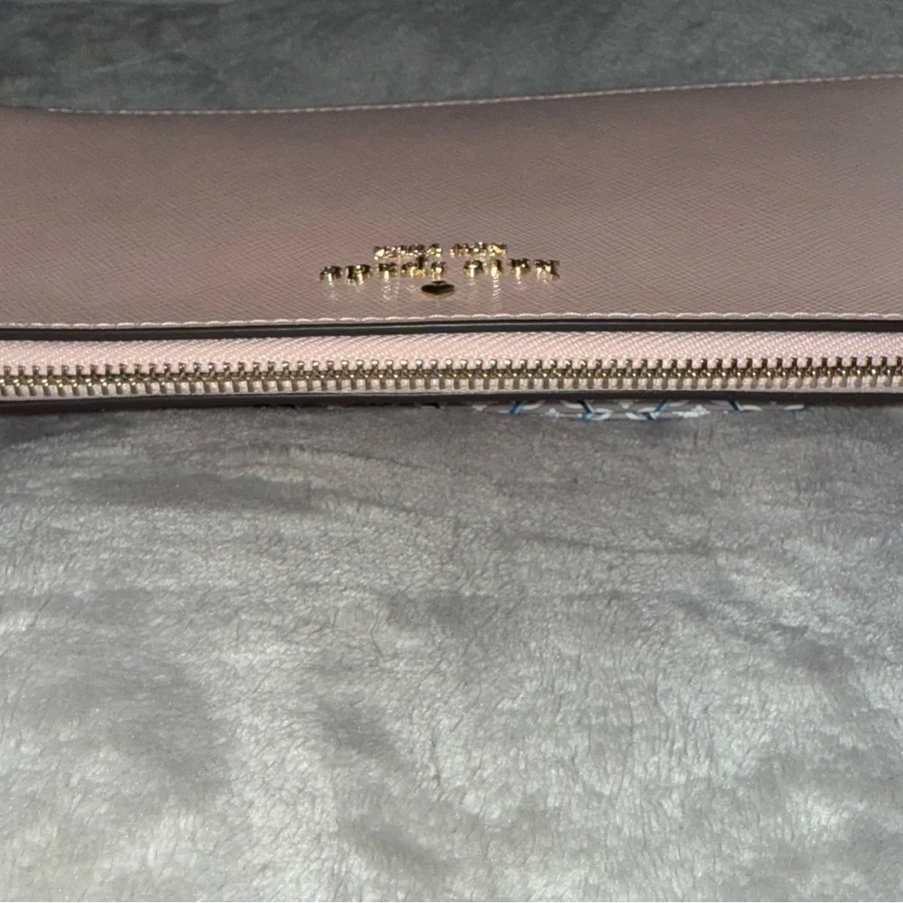 🎊 HOST PICK 🎊 NWT - Kate Spade Lucy Medium L-Zip Wristlet - Picture 4 of 5